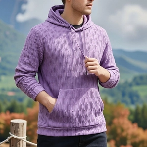 Gros plan d'un sweat à capuche homme avec texture plissée diamant et poche kangourou