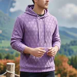 Détails du sweat à capuche lilas pour hommes avec texture matelassée et cordon