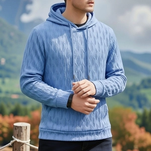 Détail d'un sweat à capuche bleu clair pour homme avec un tissu texturé à vagues verticales