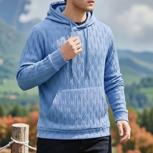 Gros plan extérieur du sweat à capuche bleu clair avec texture gaufrée et cordon de serrage