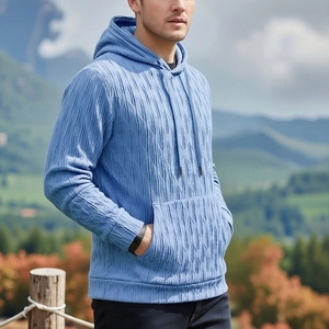 Détail du sweat à capuche bleu pour homme avec texture jacquard et cordon de serrage