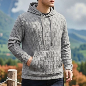 Détail du sweat à capuche gris clair avec texture plissée et poche kangourou pratique