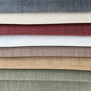 Campioni di tessuto dettagliati con vari colori e trama twill fine per pantaloni casual da uomo