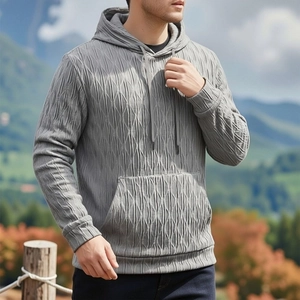 Détail de la texture plissée verticale du sweat à capuche gris pour hommes