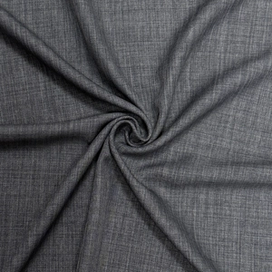 Dettaglio del tessuto grigio scuro traspirante per pantaloni con trama a saia