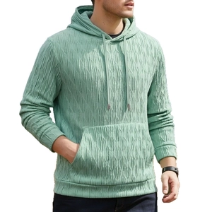 Sweat à capuche homme vert menthe avec texture plissée verticale et poche kangourou devant