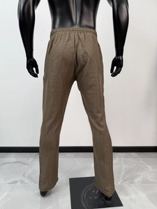 Vista dettagliata dei pantaloni casual kaki con elastico in vita e trama effetto lino