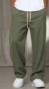Dettaglio dei pantaloni in lino verde oliva con vita elastica a coulisse e vestibilità