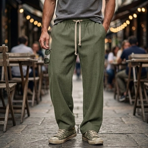 Dettaglio dei pantaloni casual verde oliva con coulisse color crema ed elastico in vita