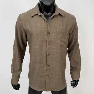 Dettaglio di una camicia marrone a maniche lunghe con colletto a revers e taschino
