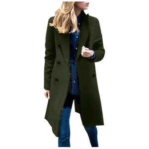 Manteau croisé en laine vert foncé avec col à revers et boutons noirs sur modèle