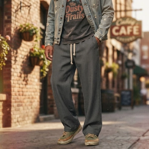 Dettaglio dei pantaloni casual grigio scuro da uomo con coulisse bianca e tessuto twill