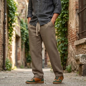 Dettaglio dei pantaloni casual da uomo kaki scuro con coulisse e texture in cotone e lino