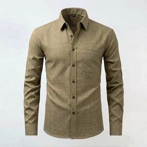 Dettaglio camicia a maniche lunghe verde oliva melange con taschino e bottoni frontali