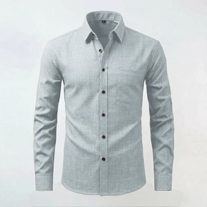Dettaglio della camicia da uomo a maniche lunghe azzurra con trama e bottoni scuri