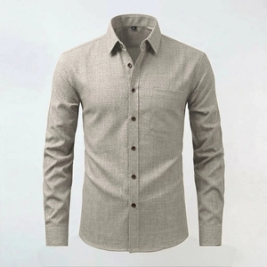 Dettaglio ravvicinato della camicia da uomo grigio chiaro con trama del tessuto e taglia M