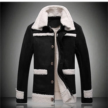 Detailansicht der Herren Winterjacke mit weißem Sherpa-Futter und schwarzem Wildleder