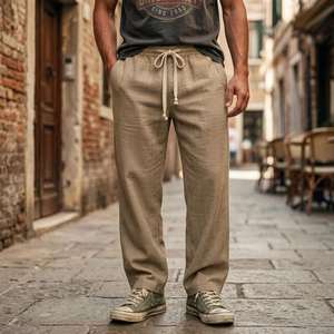 Dettaglio dei pantaloni in lino kaki da uomo con vita elastica e cordoncino bianco