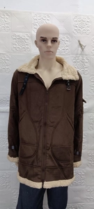 Dettaglio giacca da uomo in pelle scamosciata marrone con fodera in shearling e collo a fibbia