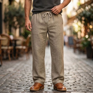 Dettaglio dei pantaloni in lino kaki con vita con coulisse e vestibilità ampia e comoda
