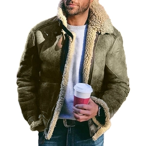 Detail der braunen Herren-Wildlederjacke mit warmem weißem Lammfellkragen im Vintage-Stil