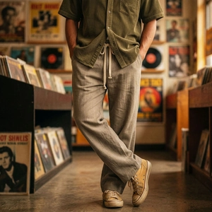 Dettaglio dei pantaloni casual da uomo con coulisse in vita e passanti a contrasto