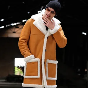 Vue détaillée du manteau d'hiver orange en daim pour hommes avec fourrure synthétique
