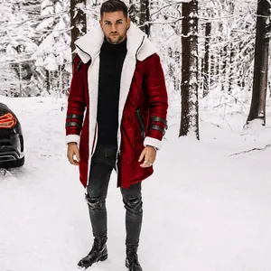 Dikke bordeauxrode parka voor heren met imitatie lamswol in een winters sneeuwlandschap