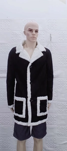 Détail d'un manteau d'hiver noir pour hommes en suédine avec bordure en laine de mouton