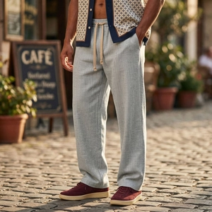Dettaglio dei pantaloni grigio chiaro testurizzati con coulisse a contrasto e trama spigata