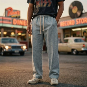 Pantaloni casual da uomo grigio chiaro con coulisse in un ambiente urbano retrò