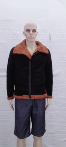 Detalle de chaqueta de ante negra para hombre con ribete de borreguillo marrón en cuello