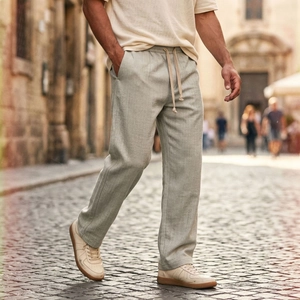 Dettaglio dei pantaloni casual grigio chiaro a spina di pesce con coulisse in vita per uomo