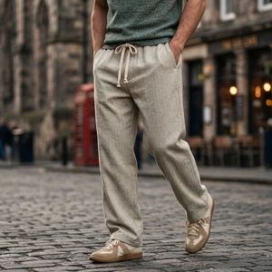 Dettaglio dei pantaloni casual da uomo beige con motivo a spina di pesce e vita con coulisse
