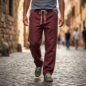 Dettaglio di pantaloni casual in lino rosso vino con coulisse in cotone in strada