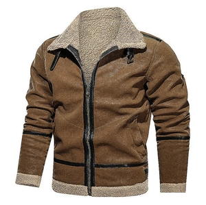 Detalle de chaqueta de ante marrón con cuello de borreguillo y cremallera metálica