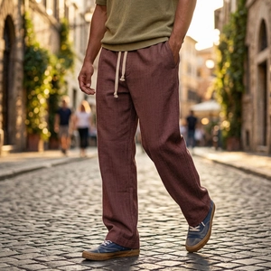 Dettaglio dei pantaloni da uomo color mattone a spina di pesce con coulisse in vita
