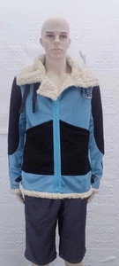 Dettaglio della giacca da uomo in finta pelle scamosciata blu con colletto in sherpa