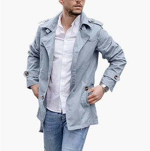Dettagli delle classiche spalline su un trench da uomo di colore grigio-azzurro chiaro