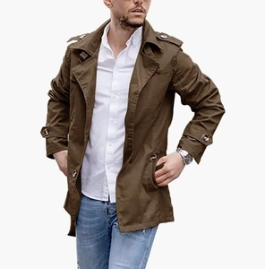 Dettaglio di trench da uomo marrone scuro con spalline e trama in twill di cotone