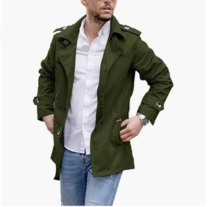Dettaglio del trench lungo verde militare con spalline e bottoni in stile militare