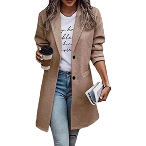 Lange wollen damesjas in camel met reverskraag en twee knopen voor winterse mode