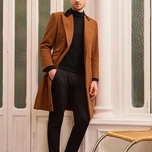 Dubbelrijige wollen herenjas in camel met zwarte revers en een zakelijke casual uitstraling