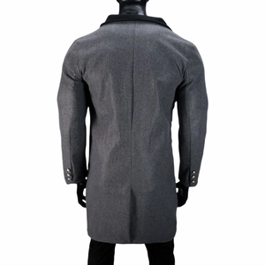 Achteraanzicht van donkergrijze wollen jas met metallic details op de mouwmanchetten