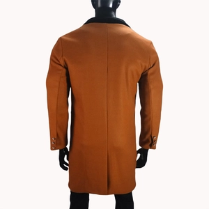 Achteraanzicht van de wollen herenjas in karamel met zwarte kraag en rugsplit detail