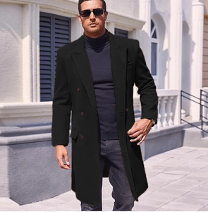 Κοντινό πλάνο ανδρικού μαύρου μάλλινου παλτού με διπλή σειρά κουμπιών και πέτο