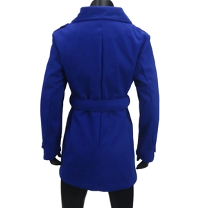Dettaglio posteriore del cappotto lungo in lana blu reale con cintura in vita e mostrine