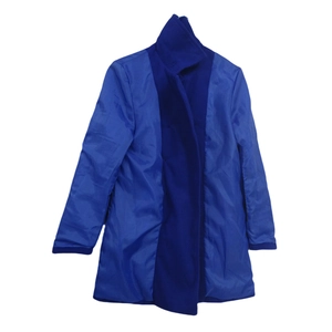 Dettaglio cappotto lungo blu reale con collo a lupetto e chiusura a doppio petto