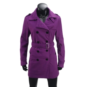 Dettaglio del cappotto di lana viola scuro doppiopetto con cintura a fibbia argentata