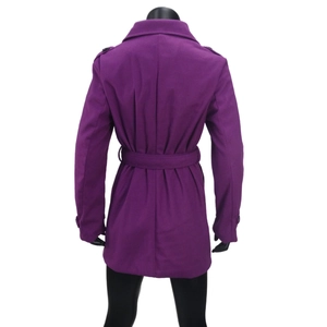 Dettaglio del retro del cappotto di lana viola con cintura e spalline decorative